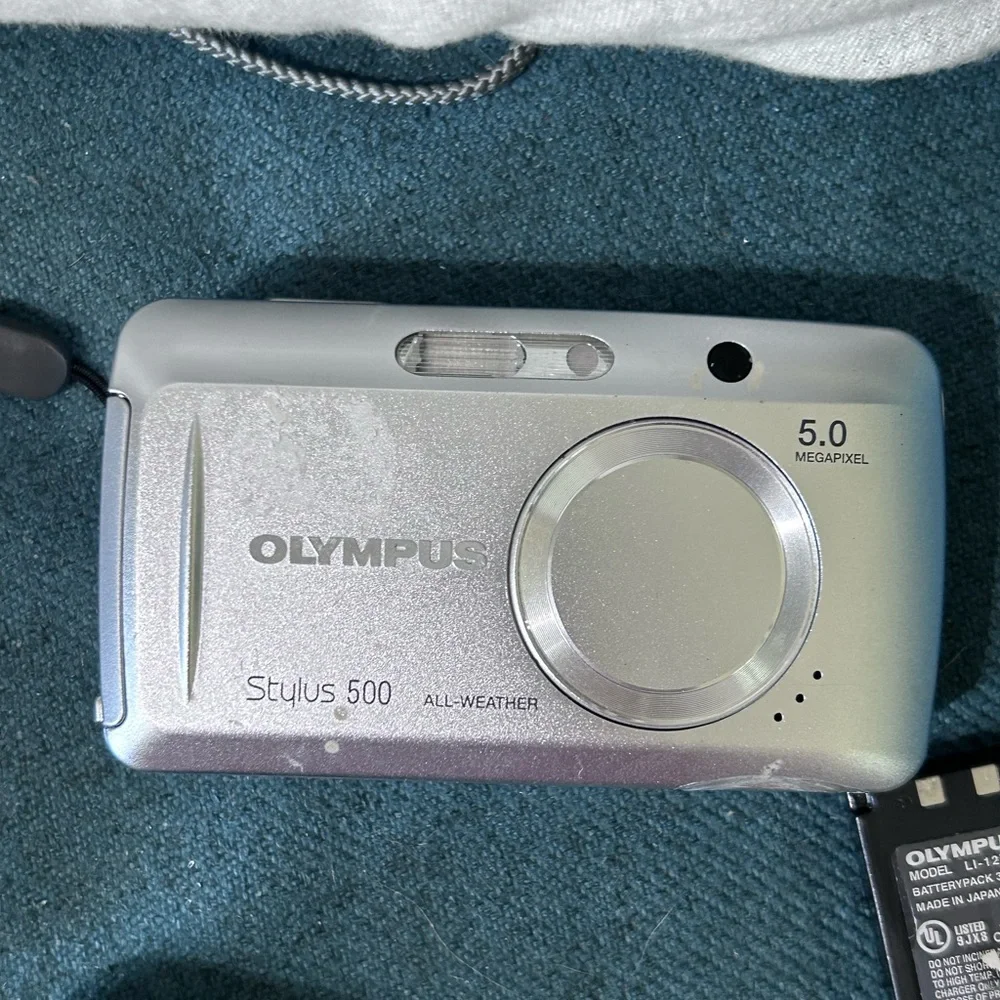 Olympus‎ stylus 500 digital camera silver w/battery and charger, not working